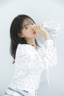女子电梯内尿尿